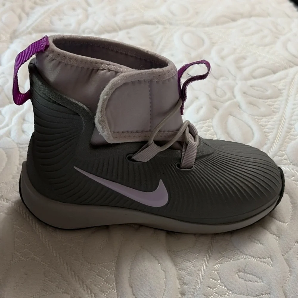 Nike‎ girls Binzie rain boot Gray Purple US 9C